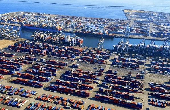 隨著全球貿(mào)易的不斷發(fā)展，貨運代理行業(yè)也面臨著新的挑戰(zhàn)和機遇