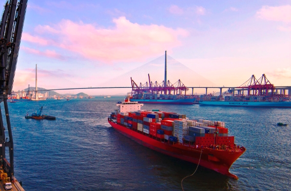 隨著科技的進(jìn)步，國際海運(yùn)行業(yè)正面臨著前所未有的變革與機(jī)遇