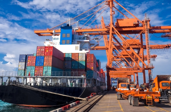 在全球化浪潮中美國海運(yùn)作為連接世界經(jīng)濟(jì)的血脈，其重要性不言而喻