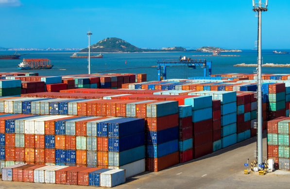 國(guó)際物流是推動(dòng)全球經(jīng)濟(jì)一體化、促進(jìn)世界和平與繁榮的重要引擎